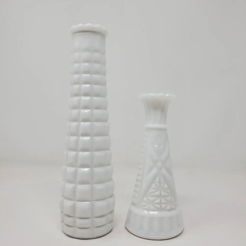 Vintage Set of 2 White Milkglass vase/budvase In Great condition 6